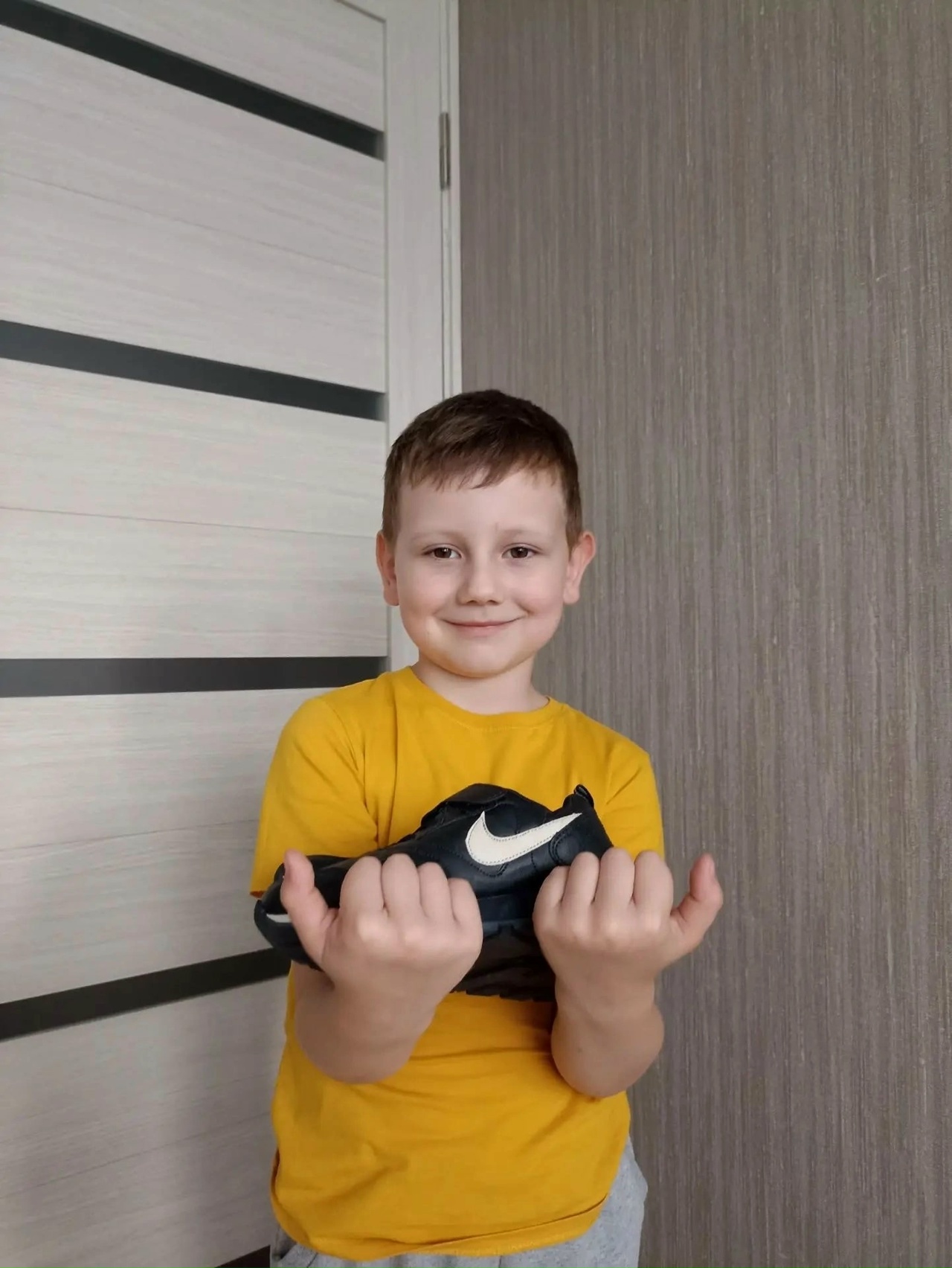 26 сентября Благотворительный фонд "Регион - Курск" передал новую качественную обувь по сезону 70 семьям (233 человек) — из категории вынужденных переселенцев из приграничья и подопечным нашей благотворительной организации.